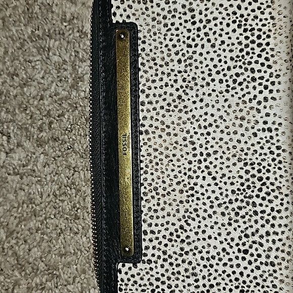The Fossil Women's Liza Leather Zip Around Clutch Wallet - Picture 2 of 5